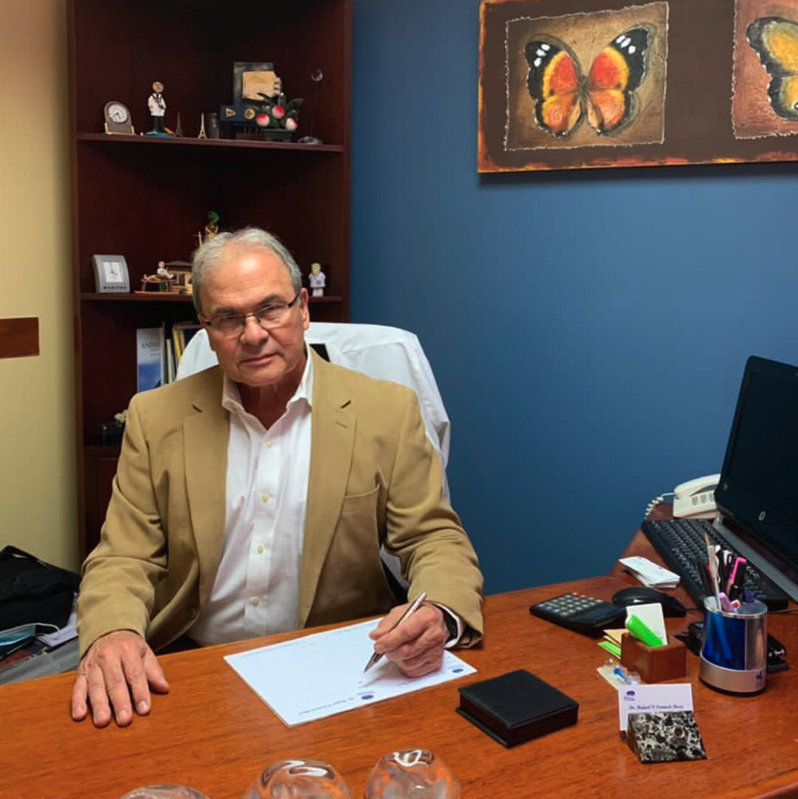 Dr. Rafael Contasti en su consultorio